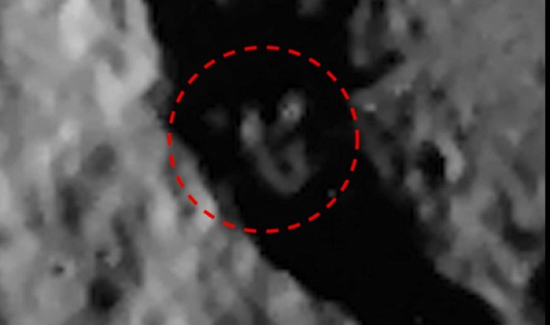 Уфолог нашел в кратере Меркурия молящегося инопланетянина
