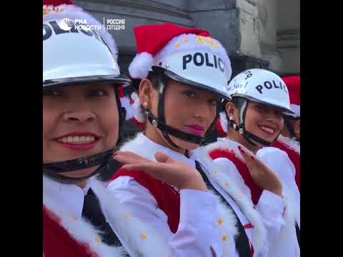 Полицейские в костюмах Санта-Клаусов проехали по улицам Лимы