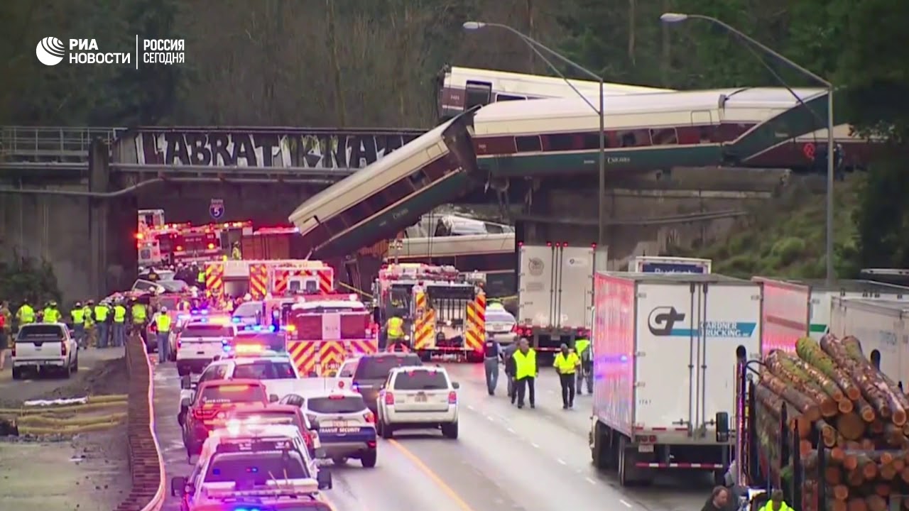 В США скоростной поезд рухнул с моста на проезжую часть