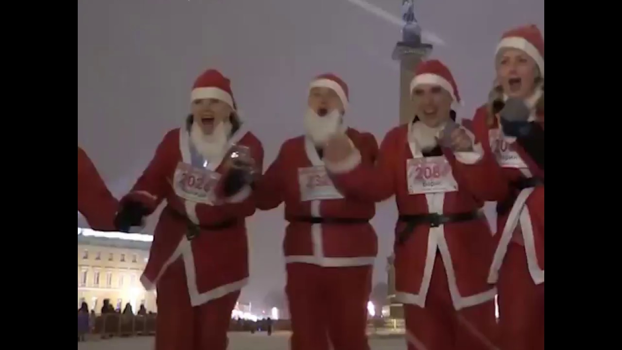Тысячи Дедов Морозов пробежали по Санкт-Петербургу