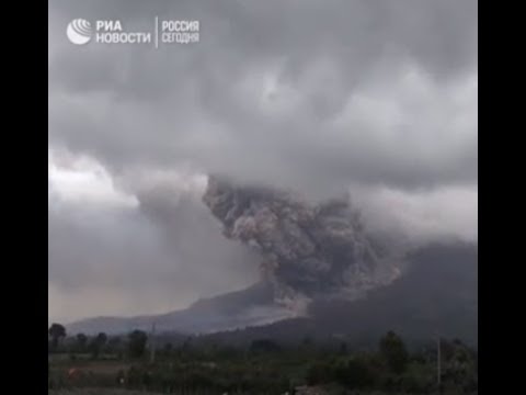 Извержение вулкана на острове Суматра