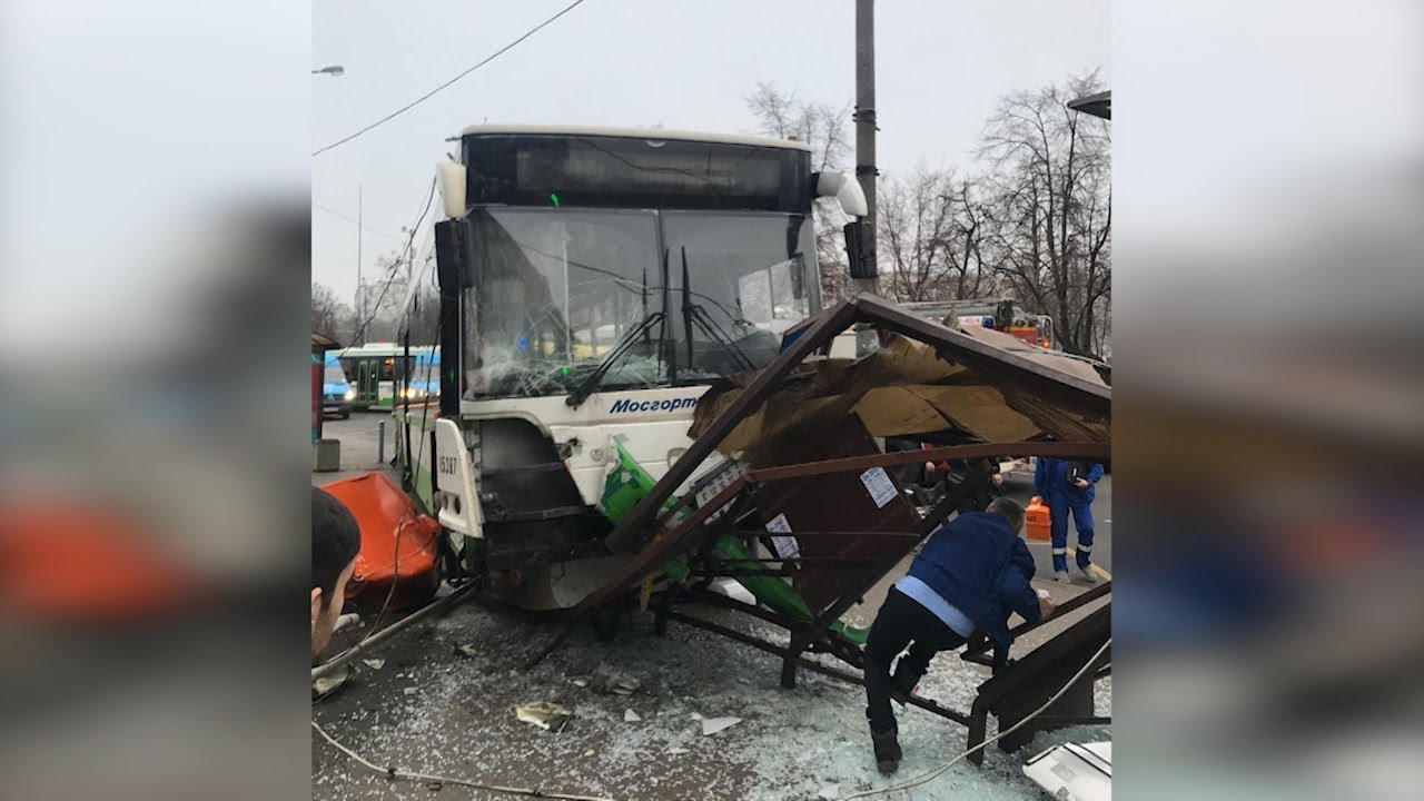 Автобус сбил людей у метро «Сходненская» в Москве