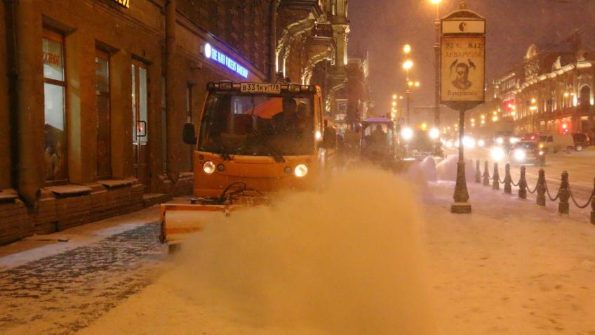 Для борьбы со снегопадом в Петербурге увеличили количество специальной техники
