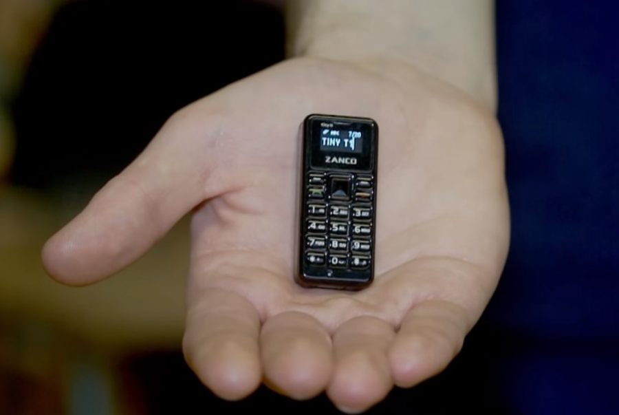 Менее пальца и легче монеты: представлен самый крошечный телефон в мире