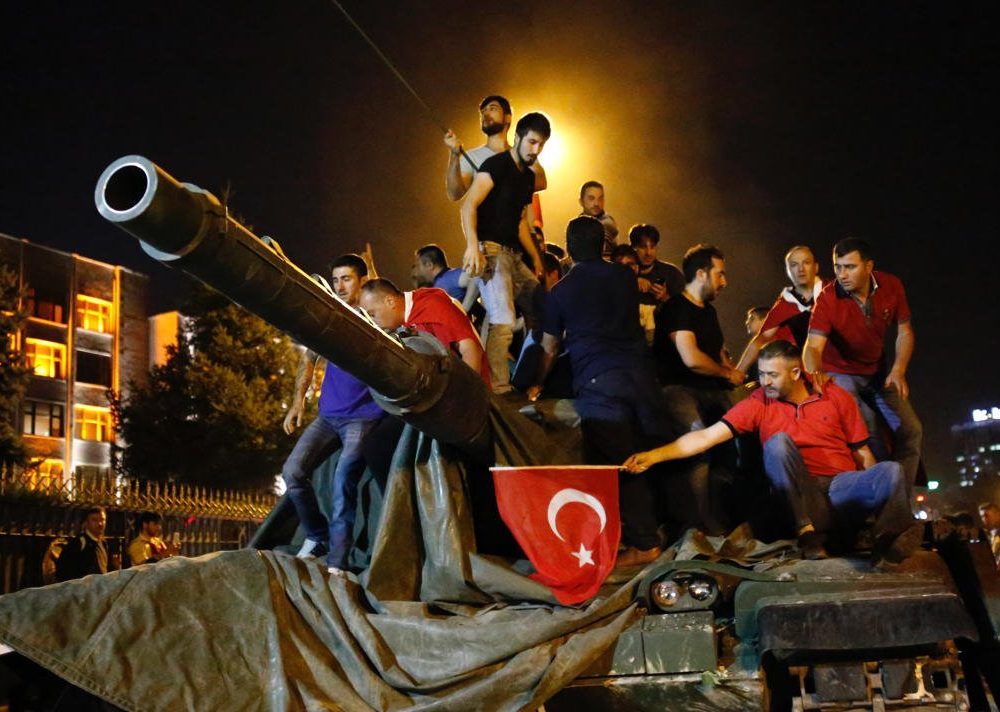 В Турции уволены не менее 2,7 тыс. госслужащих