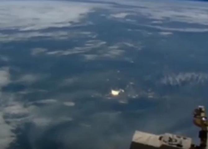 Во время трансляции с МКС был зафиксирован НЛО над Северной Кореей
