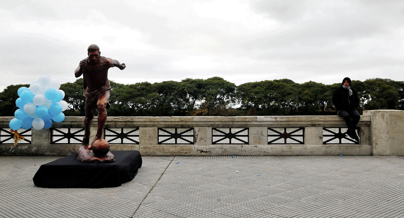 Скульптура Лионеля Месси в Аргентине вновь была разрушена