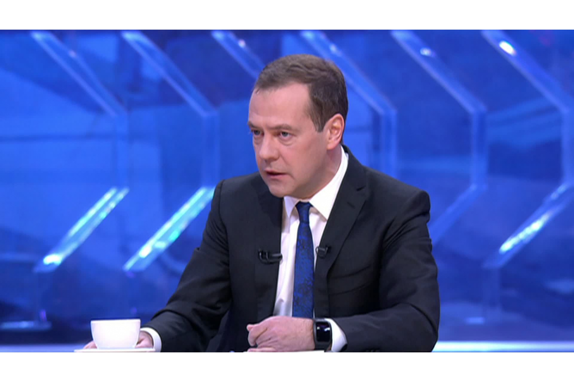 Д. Медведев в прямом эфире в интервью 5-ти телеканалам подведет результаты года