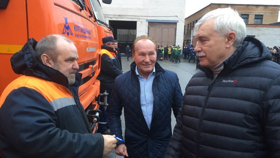 Полтавченко вручил коммунальщикам ключи от новых уличных пылесосов