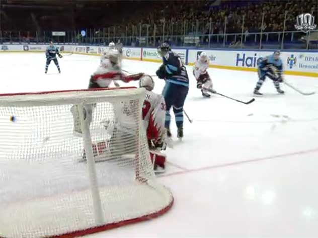 «Сибирь» одолела «Авангард» в матче КХЛ, забросив три шайбы за 4 мин.