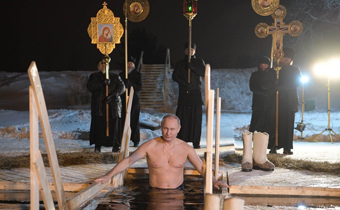 Путин на Крещение окунулся в прорубь на Селигере