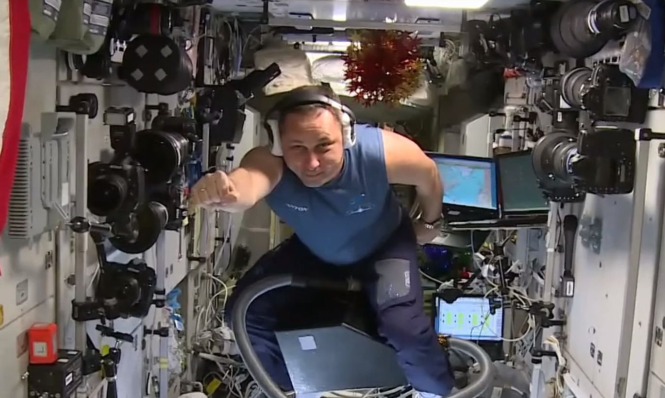 Русский космонавт продемонстрировал, как летает на пылесосе по МКС