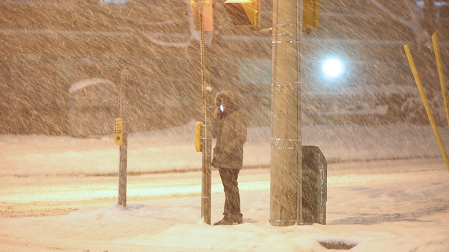 Из-за снежного шторма 67 тыс. граждан Канады остались без света
