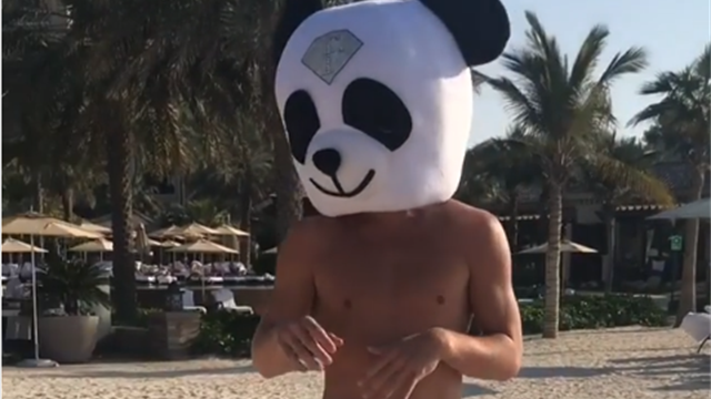 Кокорин станцевал на береге в костюме панды