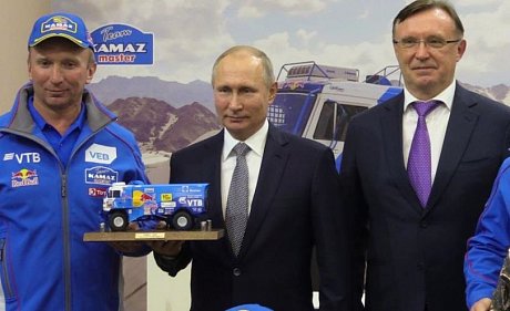 Победители ралли «Дакар» подарили Путину модель автомобиля «КамАЗ»