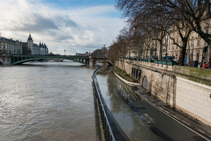Дороги и железнодорожные вокзалы закрыты, в пригороде объявлена эвакуация — Наводнение в столице франции