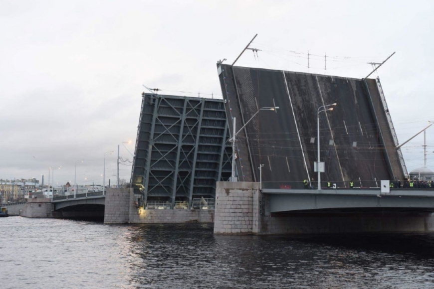 Названа причина падения опоры контактной сети на мосту в Петербурге