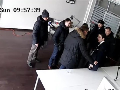 Милиция вскрыла дверь болгаркой в офисе Навального