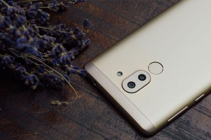 Объявлена русская цена безрамочного телефона Huawei Honor 9 Lite с четырьмя камерами