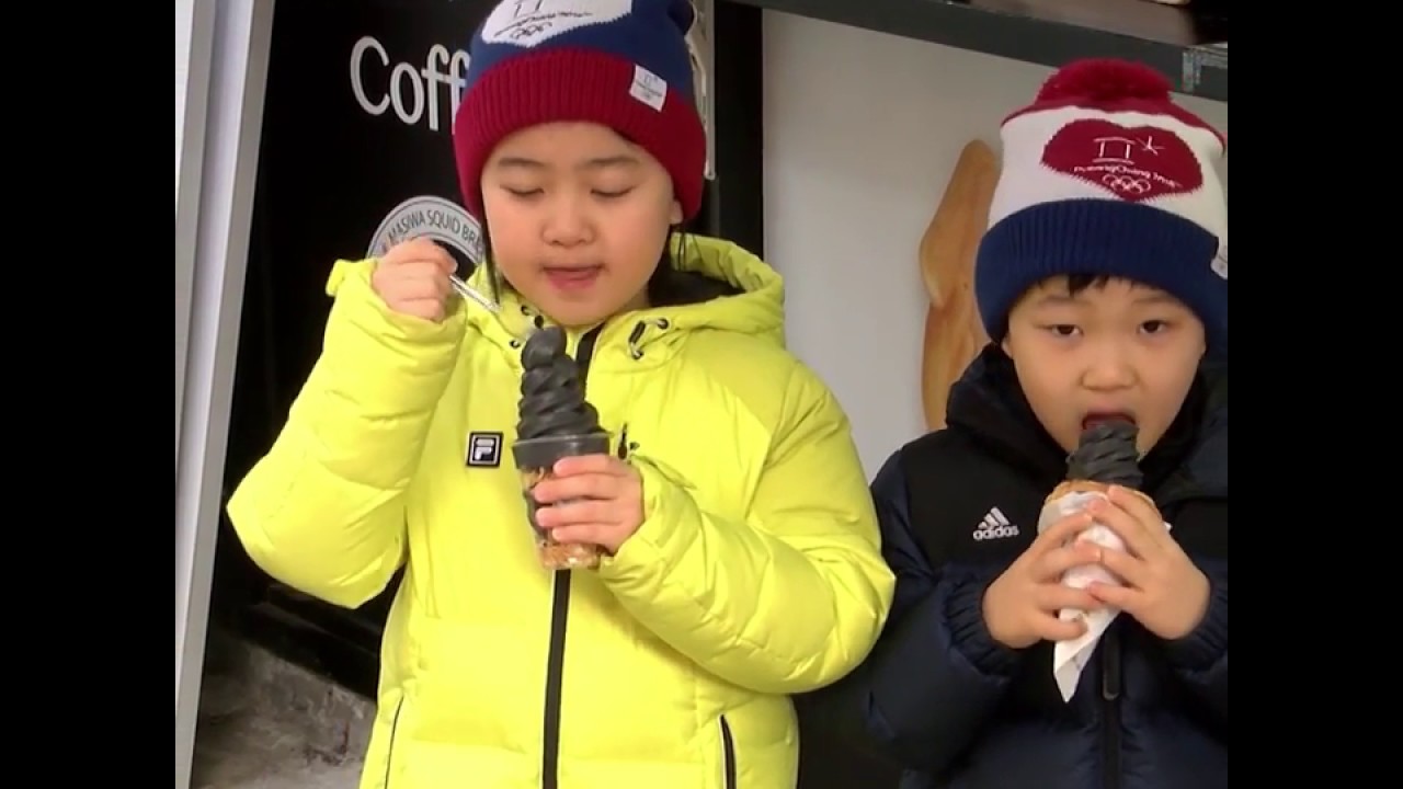 Посетителям Олимпиады в Корее предлагают попробовать черное мороженое
