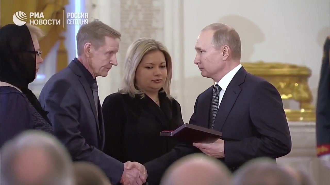 Путин вручил звезду Героя семье погибшего майора Филипова