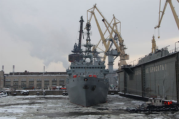 На «Северной верфи» в Балтийское море проводили новый корабль связи