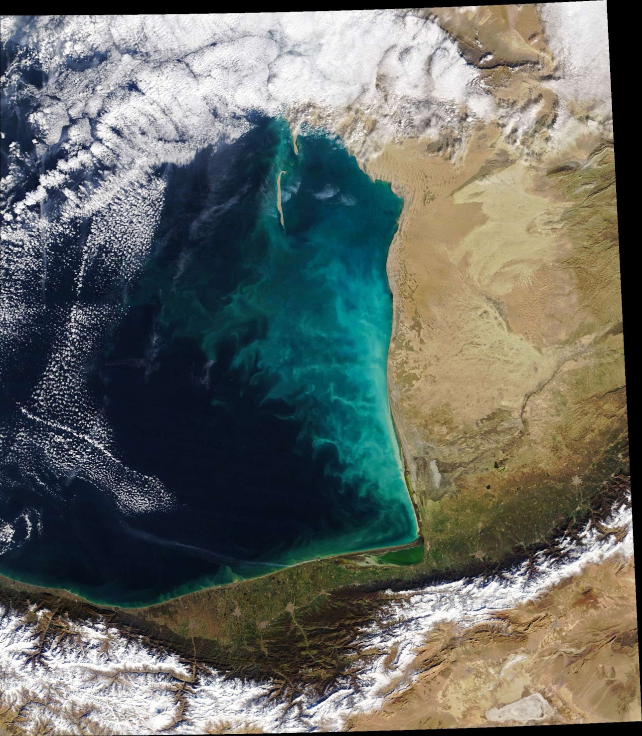 NASA обнаружило в Каспийском море «молочный вихрь»