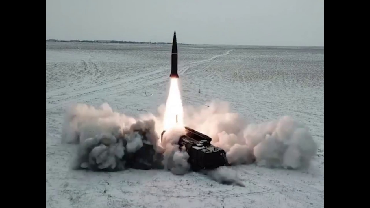Боевой пуск баллистической ракеты «Искандер-М» на полигоне Капустин Яр на учениях под Астраханью