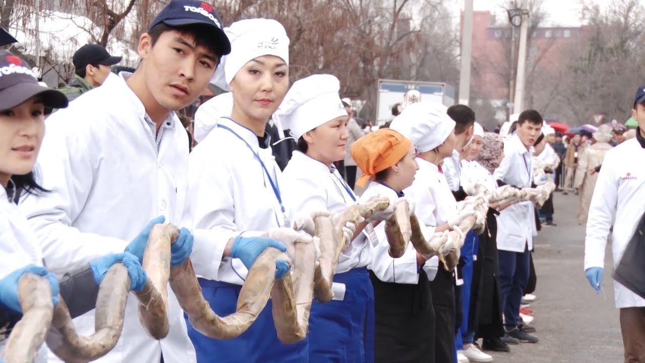В Бишкеке приготовили 117-метровую колбасу  и 1464 килограмма бешбармака