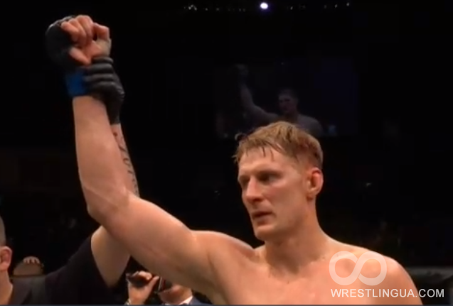 В глобальной сети появилось видео, как житель россии Волков нокаутировал прежнего чемпиона UFC
