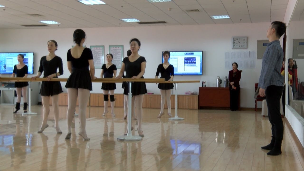 Пенсионерки из Китая изучают балет