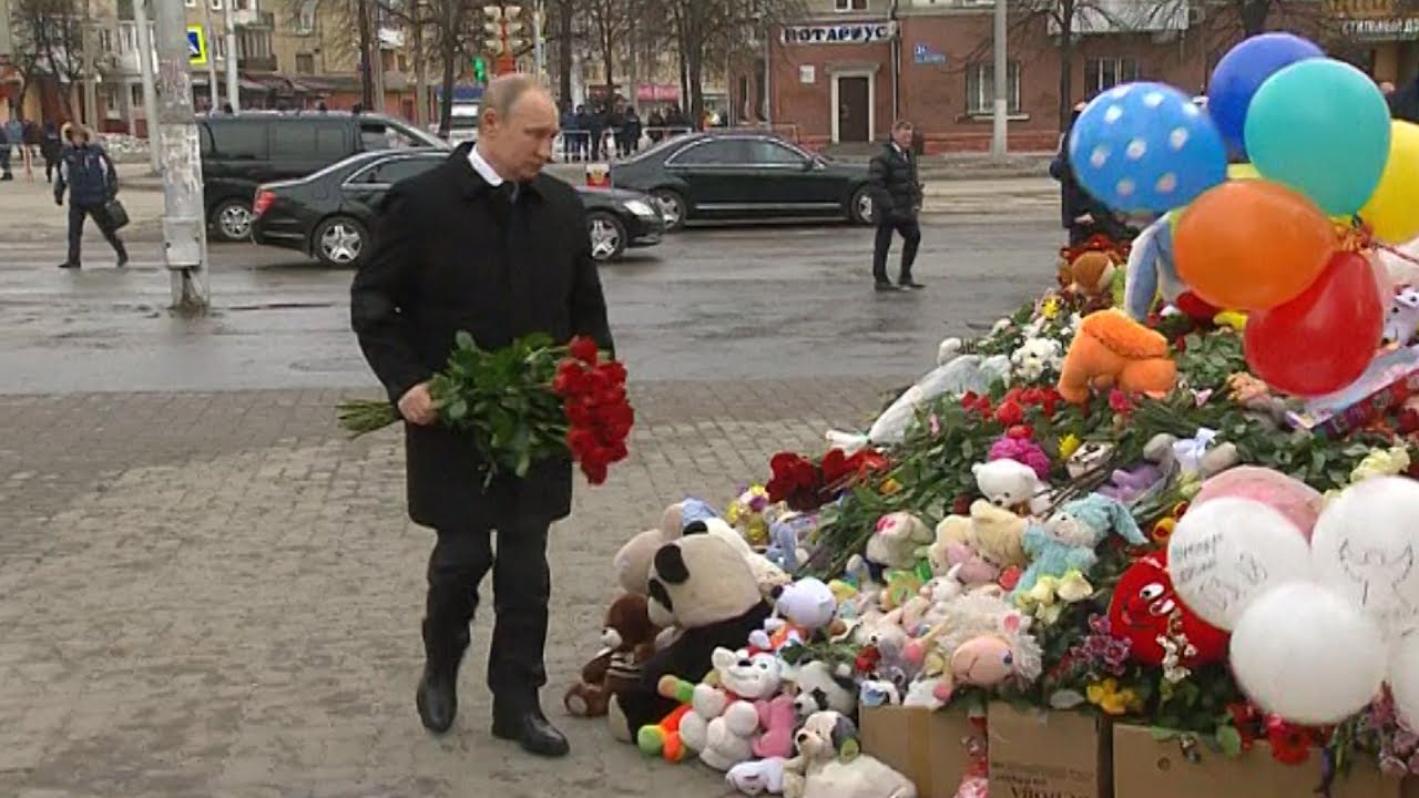 Путин возложил цветы у сгоревшего торгового центра в Кемерово‍