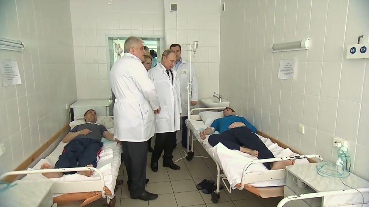 Путин навестил в больнице пострадавших при пожаре в Кемерово
