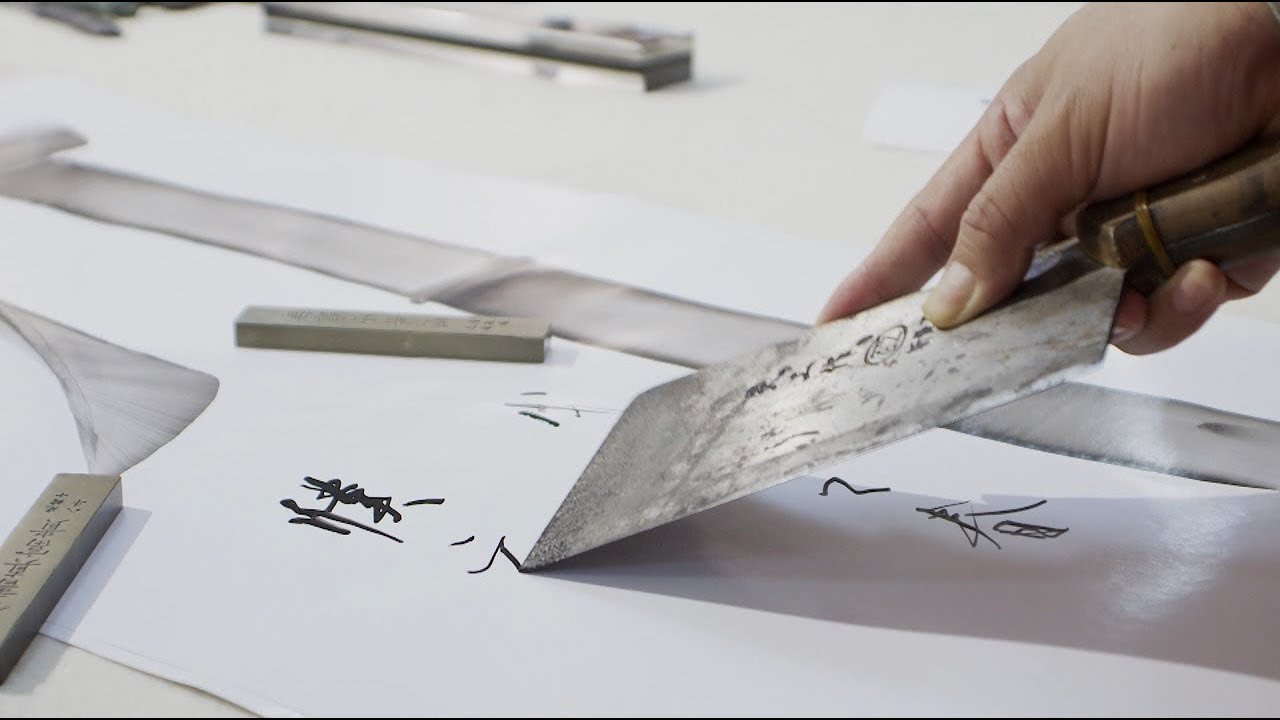 Китайский каллиграф рисует иероглифы ножами