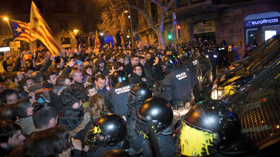 В Барселоне проходят массовые протесты после задержания Пучдемона