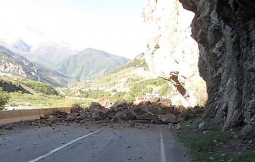 Камнепад парализовал движение по Транскаму в Северной Осетии