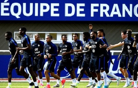 Французские футболисты Дембеле и Погба подверглись расистским выкрикам