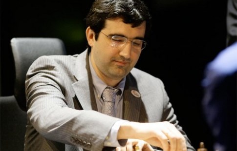 Российский шахматист Карякин сыграл вничью в восьмом туре турнира претендентов