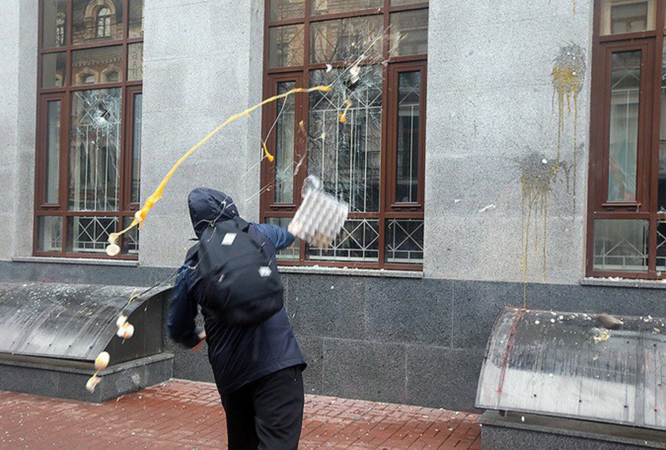 В EC считают нападение на сооружение Россотрудничества в Киеве неприемлемым