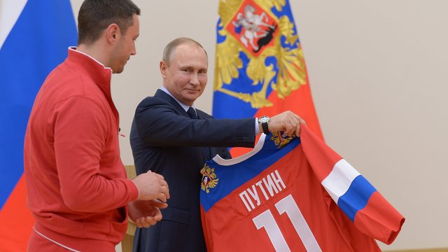 Путин поздравил с победой на Олимпиаде российскую сборную по хоккею