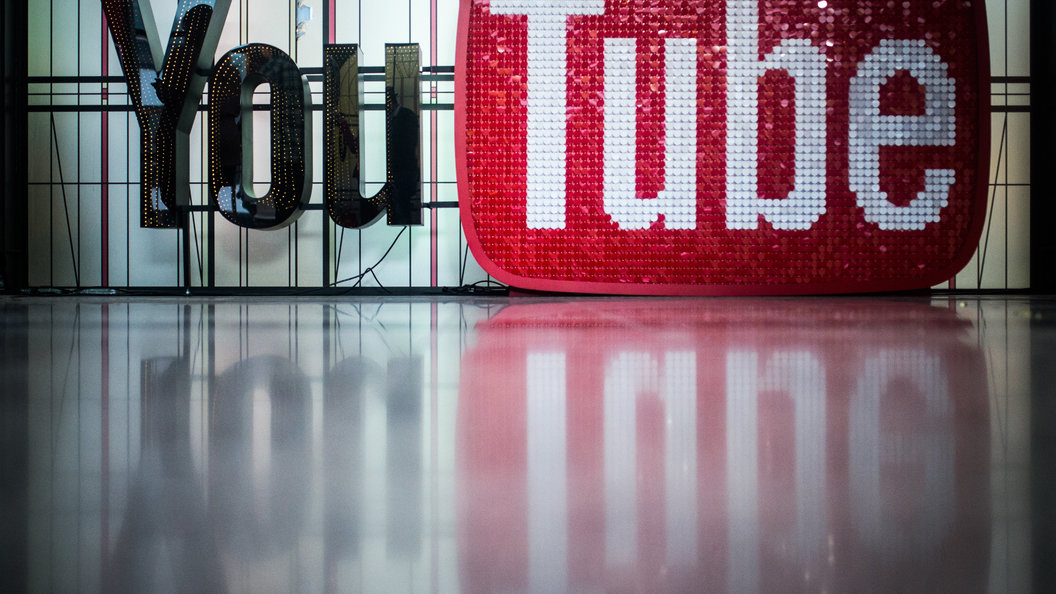 Роскомнадзор не стал добиваться блокировки YouTube до решения суда по иску Дерипаски