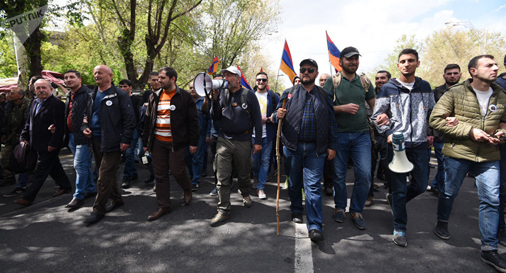 В Ереване митингующие против Саргсяна вторглись в кабинет публичного радио