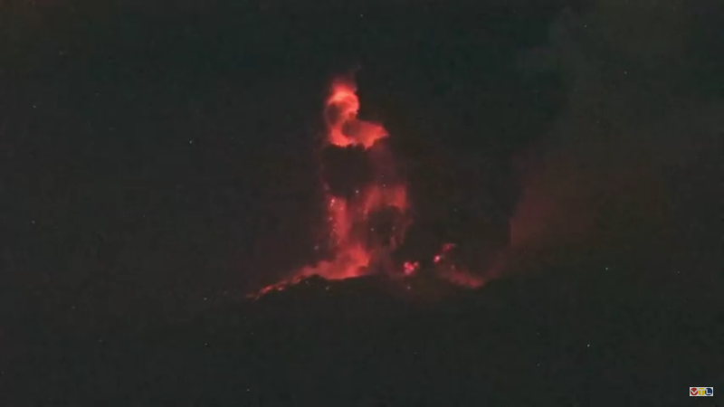 В Японии снова извергается вулкан Симмоэ
