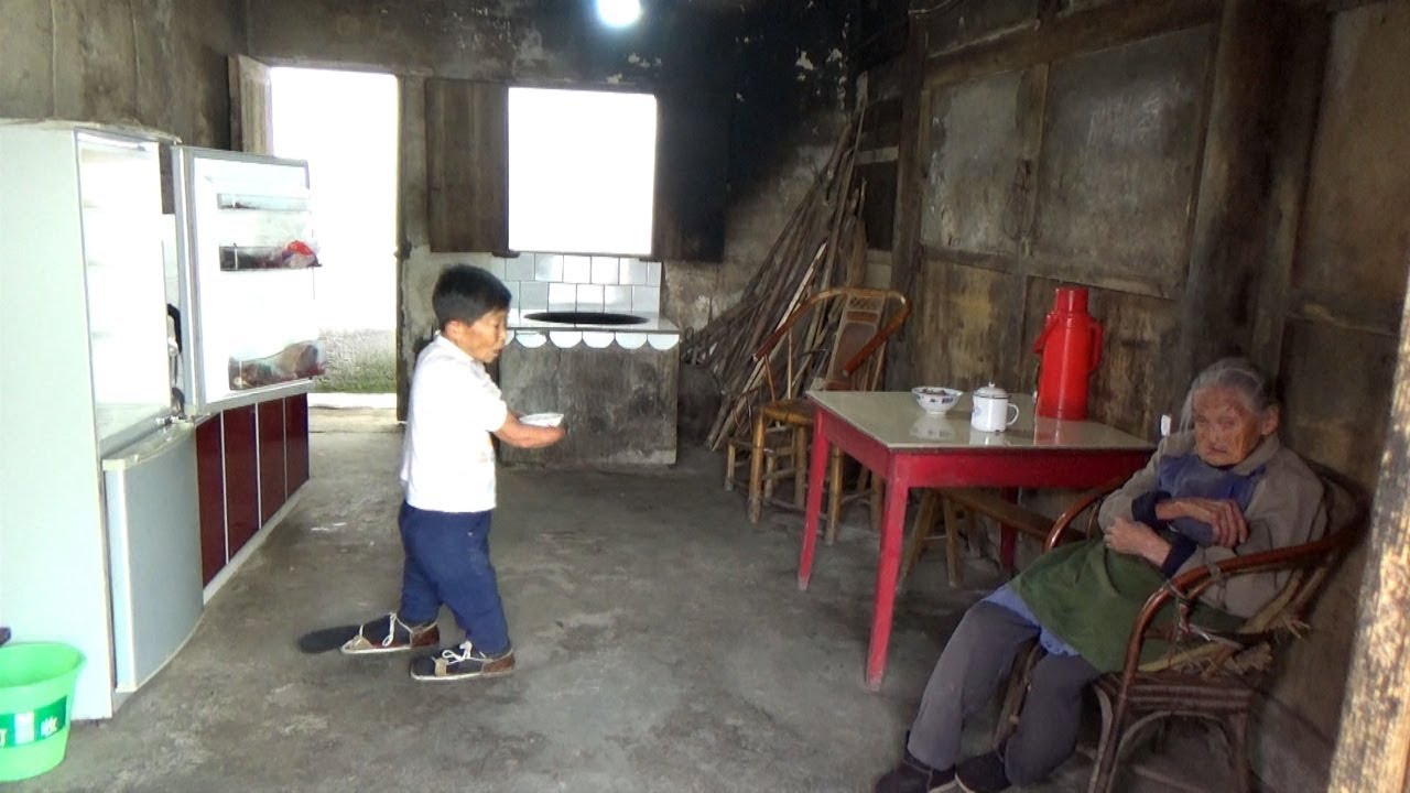 Китаянка с ампутированными руками и ногами заботится о столетней матери
