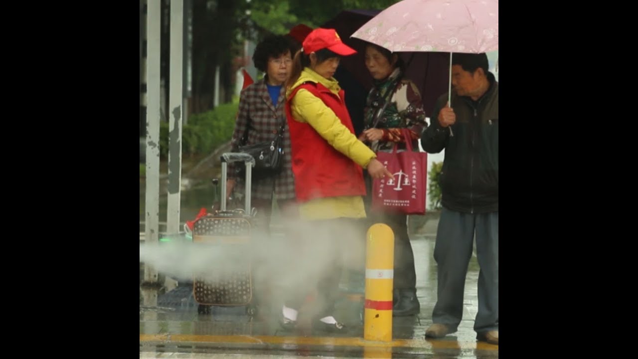 В Китае начали испытывать приспособление, обливающее пешеходов водой