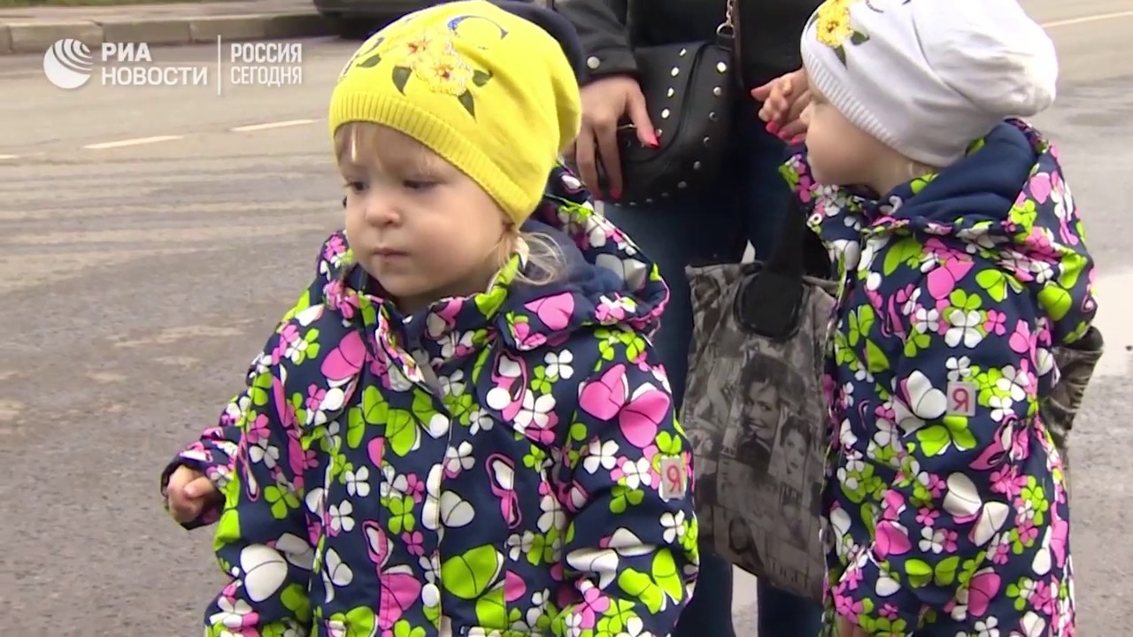 Как растут рожденные в московской клинике одинаковые тройняшки
