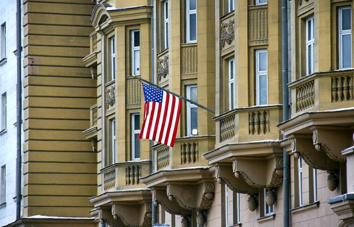 Высылаемые американские дипломаты покинули строение посольства в столице РФ
