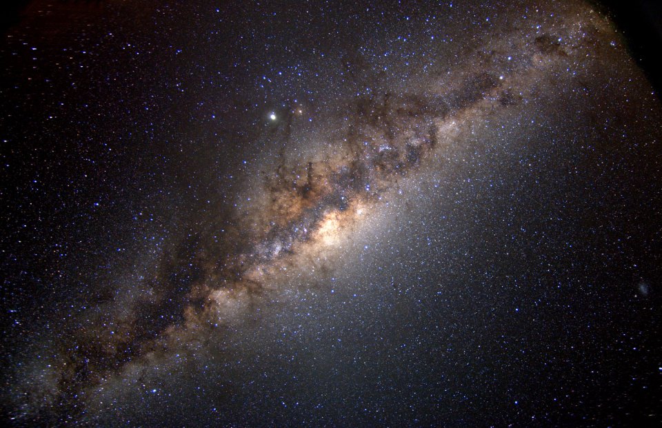 У центральной чёрной дыры Млечного Пути найдены спутники-«каннибалы»