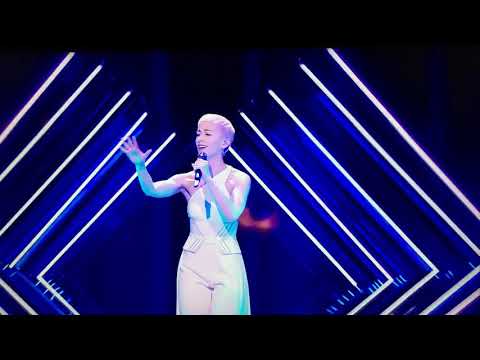 У английской эстрадной певицы отобрали микрофон во время выступления на Евровидении