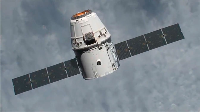 Космический корабль Dragon, принадлежащий SpaceX, приводнился в Тихом океане